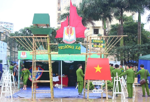 Học viên cảnh sát tham gia hội trại “Từ Điện Biên Phủ đến Biển đảo quê hương”  với gian trại có tên gọi "Trường Sa"